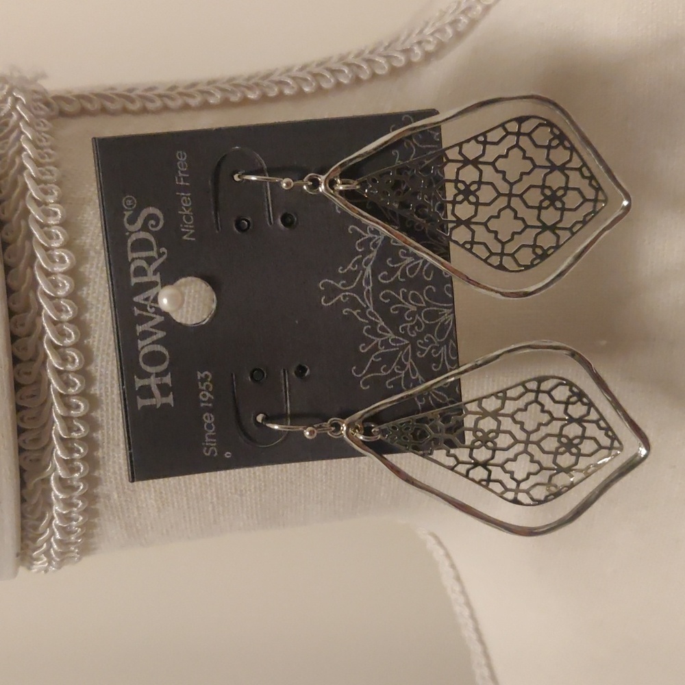 Howards Dazzlers   dangling silver tone Earrings